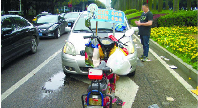 妈的智障？31岁男子电动车故意撞毁丰田车:为中国报仇