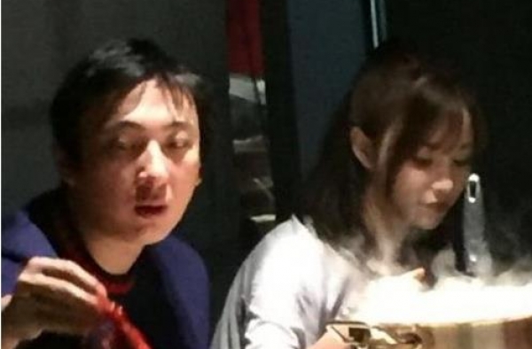 国民老公王思聪雪梨吃火锅 换11任女友后这才是真爱?
