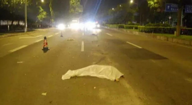 瞬间阴阳相隔:情侣马路中吵架女生跑下车 当场被碾死