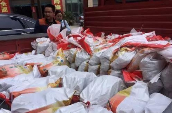 开大卡去存钱:老板娘拉一卡车54万硬币 多家银行拒收