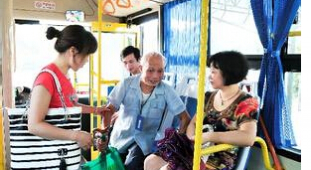 我去!女子坐公交嫌2岁娃吵闹批评 小孩家长将其踹骨折