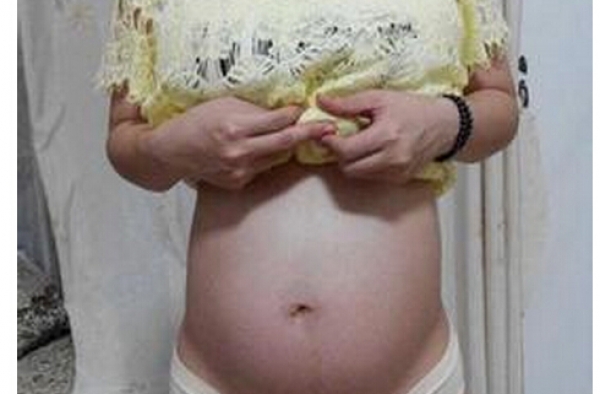 卧槽！21岁少女吃坏肚子看急诊 就医后突然生下女婴