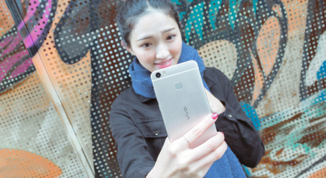 vivo Xplay5上市热卖 女神教你玩转全金属双曲面手机