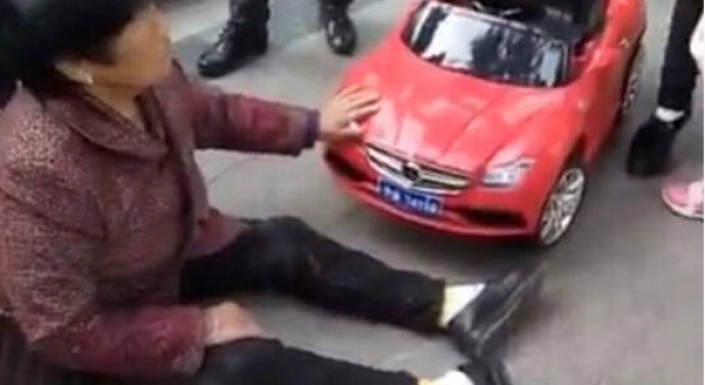 碰瓷新境界还是真受伤？老人被玩具车撞倒后坐着不起