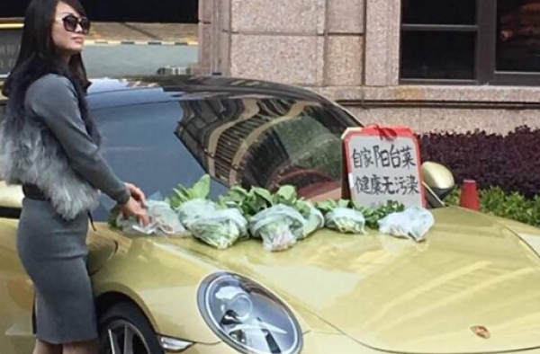 靓丽女子开百万保时捷卖菜 一袋50元只卖给"懂货"的人