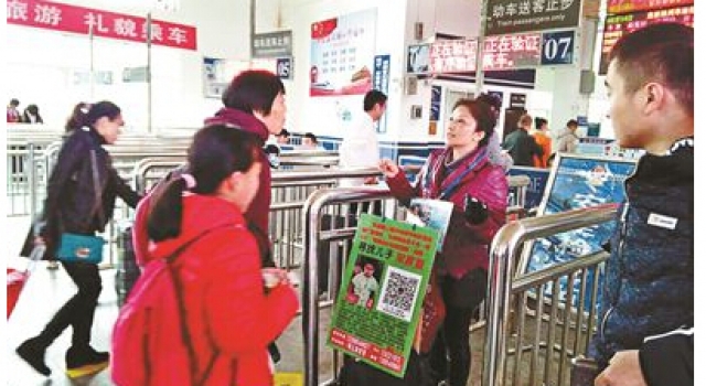 儿子被拐走丈夫抑郁跳楼自尽 女子坚持寻儿25年终寻回