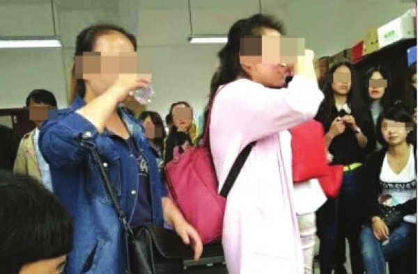 高校喝白酒决定考试成绩 老师:满杯100分 不喝不及格