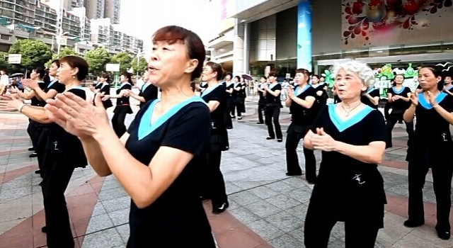 30名中国大妈受邀加拿大国庆节 表演广场舞《小苹果》