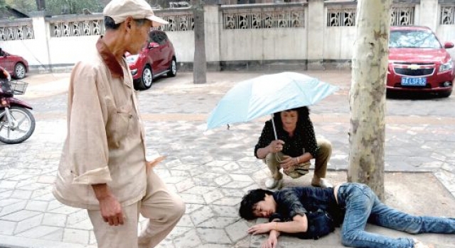 女医街头救醒昏迷老妇 反遭骂:怎么随便掐我 别想溜
