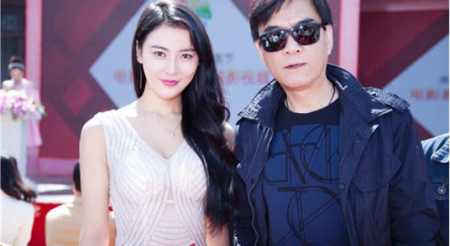 环球小姐吴丹惊艳亮相北京国际电影节 来势胸胸尽显修长长腿
