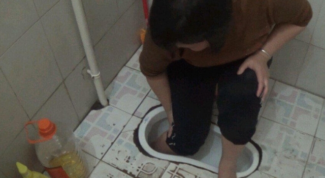 奇葩!女子脚卡卫生间蹲坑 消防员用食用油将其润滑救出