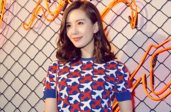 刘诗诗长腿红色小挎包超吸睛 现身彩妆活动大玩摇滚风