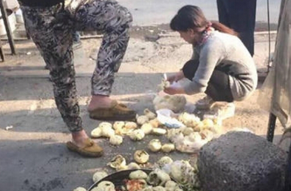 愤怒！小贩拿错包子馅 北京男子踩烂一屉包子引热议