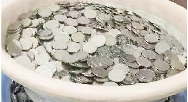 让人头痛的工资:浙公交公司发工资 男子领到3脸盆硬币