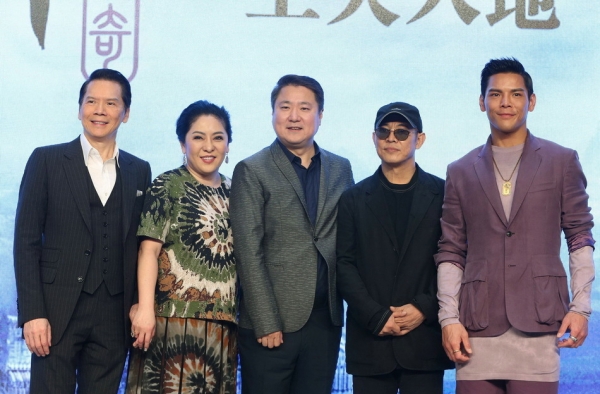 电影《封神传奇》定档发布会：李连杰力挺向华强夫妇爱国