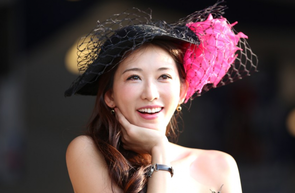 林志玲抹胸裙装亮相马术赛 贵妇范十足