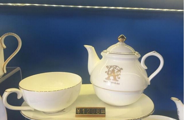 女子喝茶一壶58元 不慎打破一只茶杯要求赔偿1103元