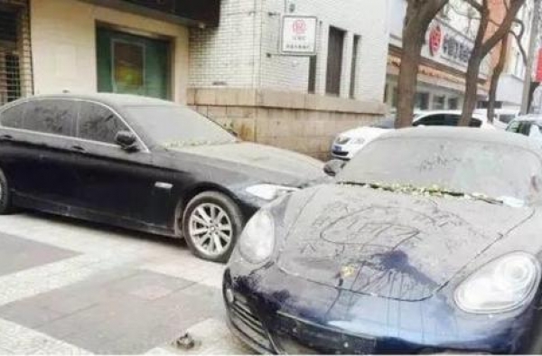 土豪是这样斗气的！保时捷堵宝马一年 车主不管不顾