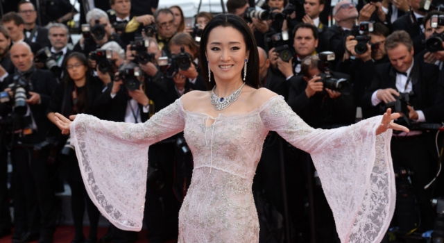 戛纳电影节巩俐霸气走红毯 素雅礼服难掩女王范儿
