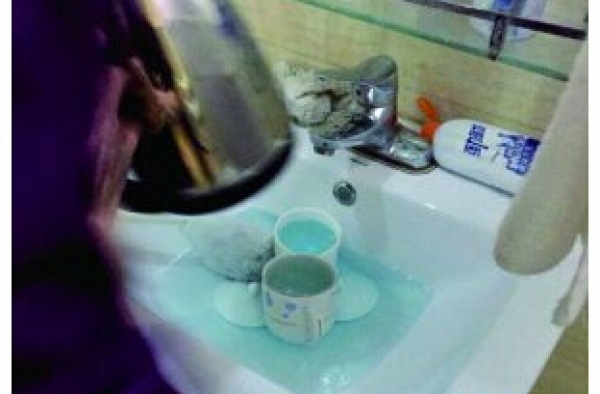 恶心!酒店员工用洁厕液马桶刷洗茶杯 前台:会冲干净的