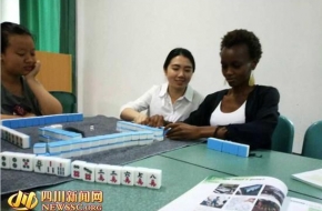 Amazing!高校学生课上教外教打麻将 校方称不好评价