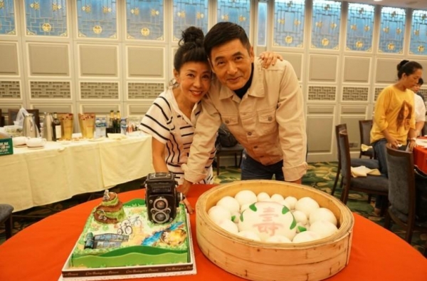 周润发迎61岁生日 发嫂甜蜜准备蛋糕为其庆生
