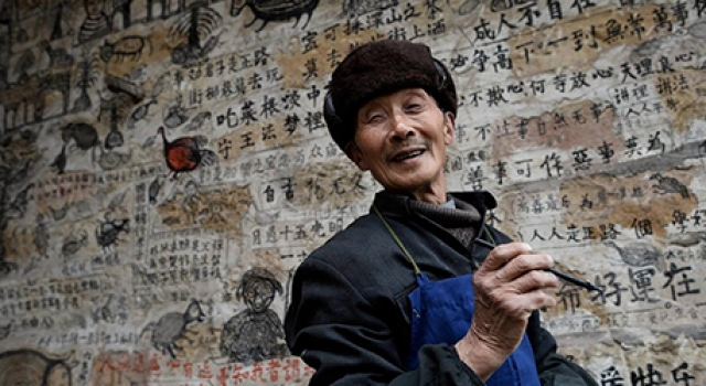 哇塞 满墙毛笔涂鸦出自八十岁老人之手