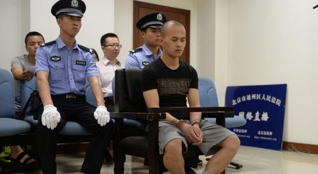 90后小伙上班迟到被罚做俯卧撑 心生不满持刀棍砍领导