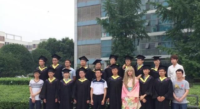 男扮女装拍毕业照 毫无违和的感觉