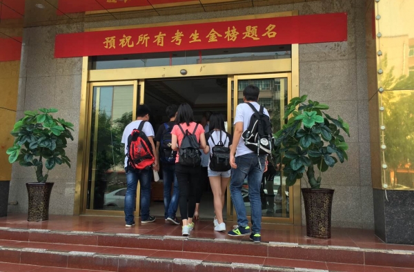 霸气又暖心助考!河南女老师自费包下一整层高考房
