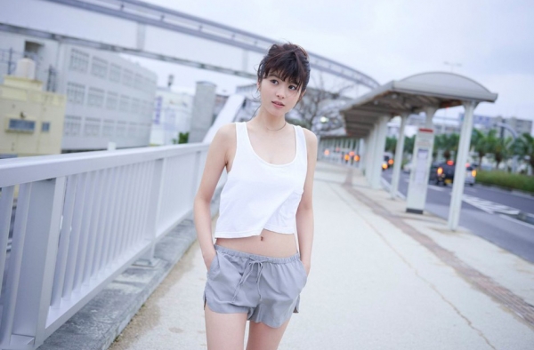 日女星真空穿深V吊T恤 事业线若隐若现