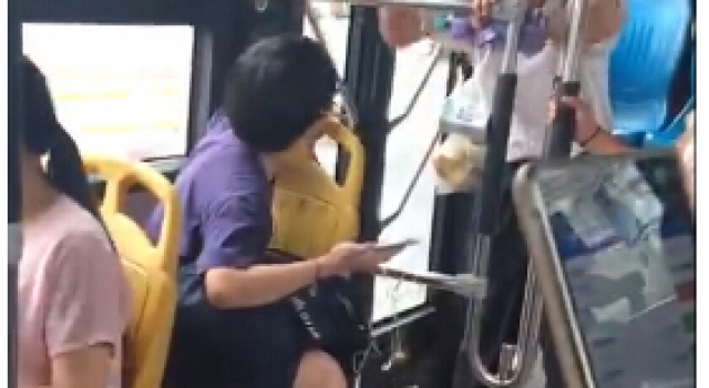 公交女生没给老人让座遭辱骂 女生:例假要写脸上吗