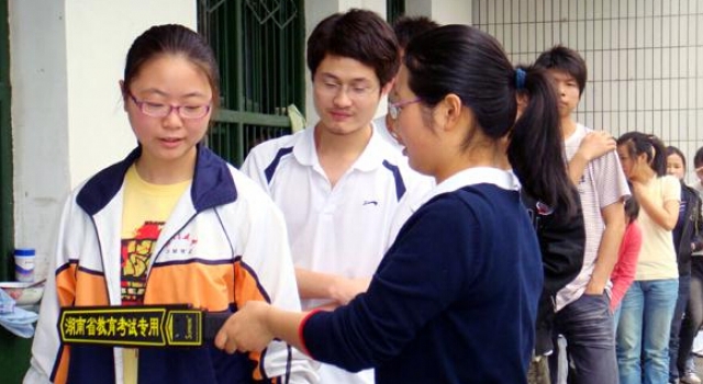 高考考生近视眼镜可疑被收走 经鉴定没问题家长追责