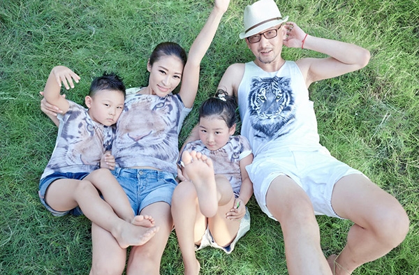 管虎梁静是什么关系? 管虎梁静一对儿女近照曝光