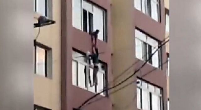 妻子悬空5楼窗外 丈夫拽住后失去力气目睹妻坠亡