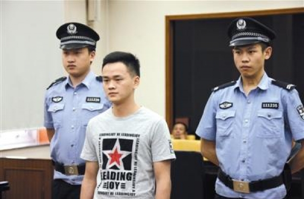 22岁小伙为赚奶粉钱运4斤冰毒判死缓 母亲顿时泪崩