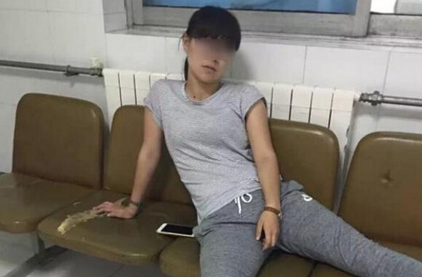 游客青岛矿泉水瓶不慎扔到商贩被讹千元 景区要求退回