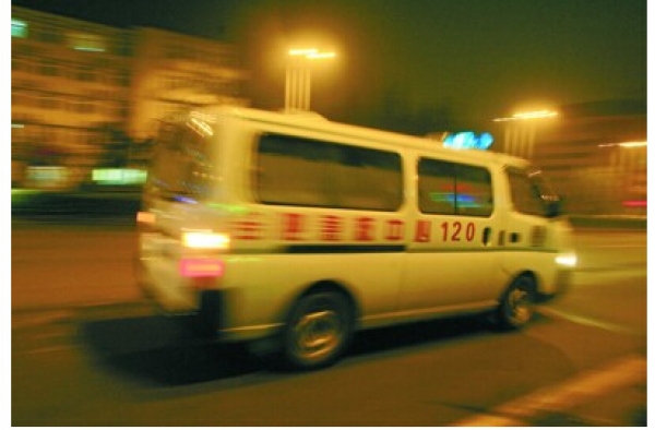 4名急救人员拒抬81岁患者:抬不动 120回应称无违规