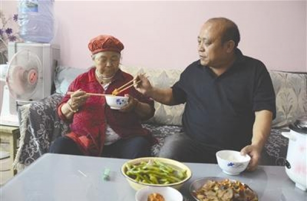 爱的供养！妻以死相逼不和婆婆住 丈夫租房养母9年