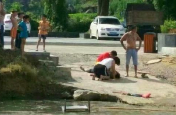 男子因救小女孩溺亡 得救者家属＂悄悄离开联系不上＂