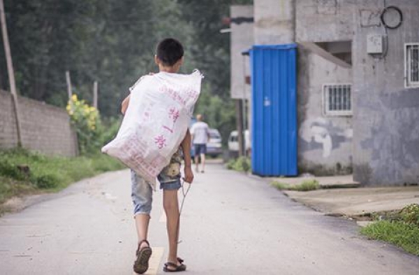 12岁男孩40℃高温下拾荒 为继母筹医药费:她是我娘