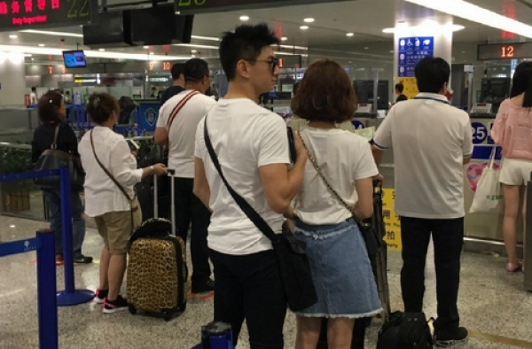 吴奇隆刘诗诗亲密启程 赴林心如婚礼