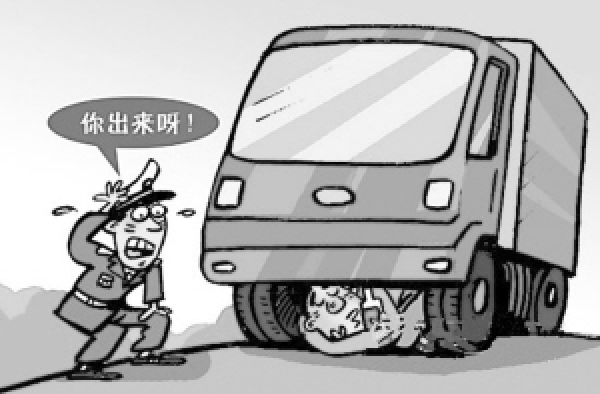 醉酒男赤裸拦停货车钻车底 民警用催泪瓦斯赶“常客”
