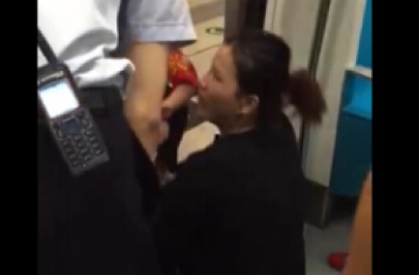 帝都孕妇坐地铁没人让座 干脆在车厢门坐下阻止开车