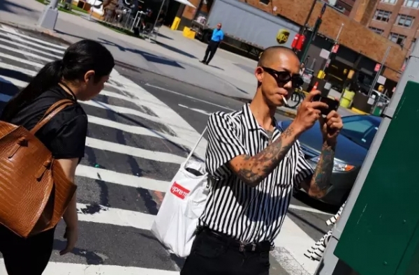 让你们看看不同一般货色的 男装街拍