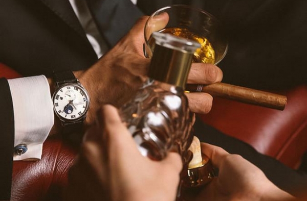 酒与腕表融为一体 这是每个男人的心头爱