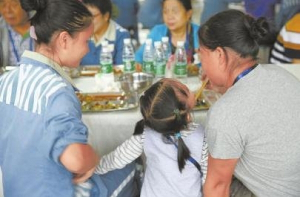 特殊的中秋 到监狱看看服刑的妈妈