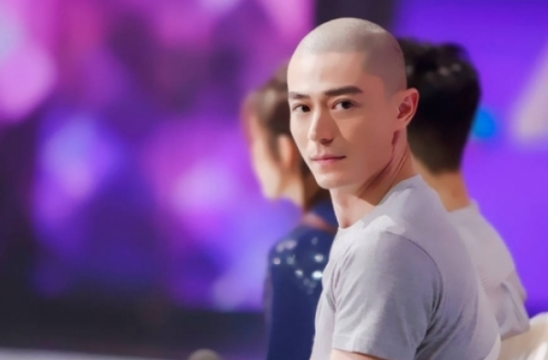 老干部霍建华剃光头了 感觉发型界又要刮起一阵风