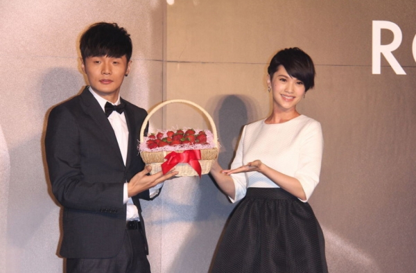 杨丞琳称李荣浩蛮健谈 自曝双方妈妈有话聊