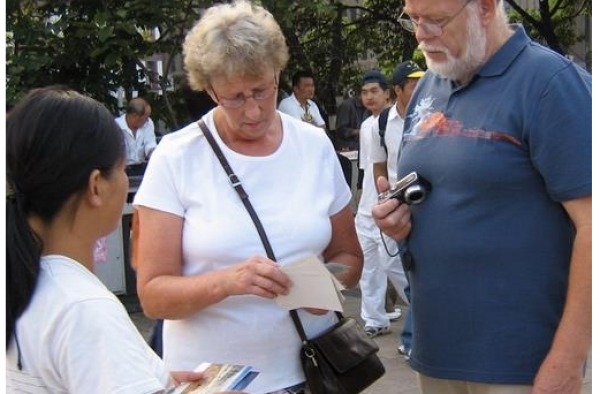 宝宝委屈!女大学生给外国人指路 被拉客司机骂卖国贼